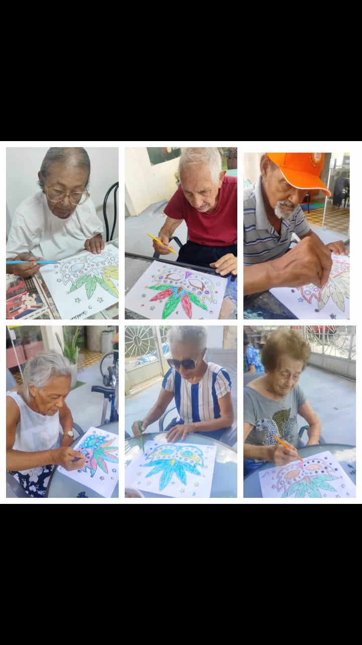 Painel com registros de atividade artística.