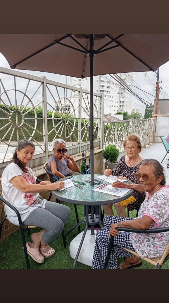 Momento de conversa na área externa.