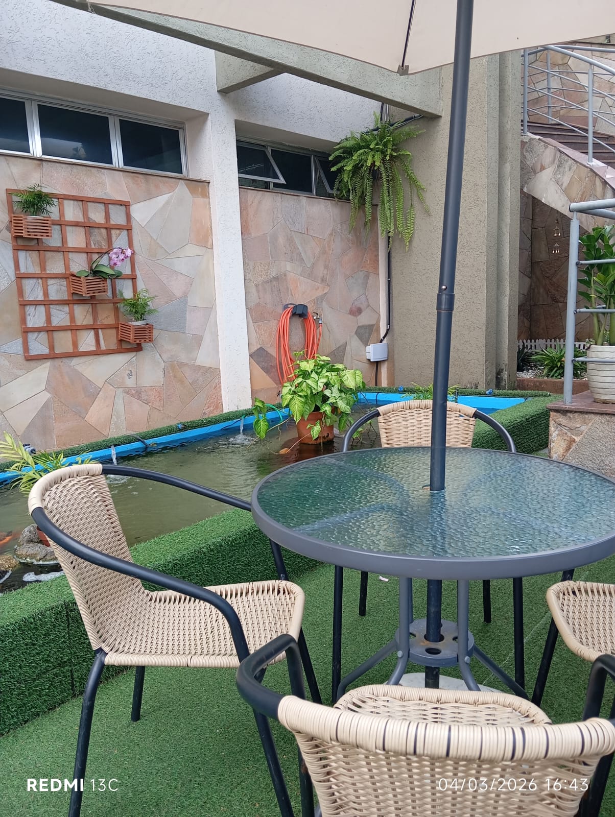 Convívio em mesa na parte externa da casa.