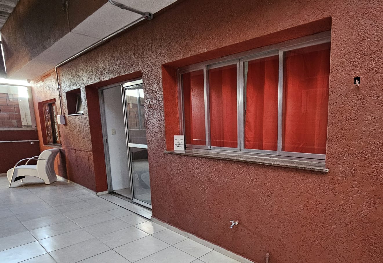 Corredor externo de acesso entre os ambientes.