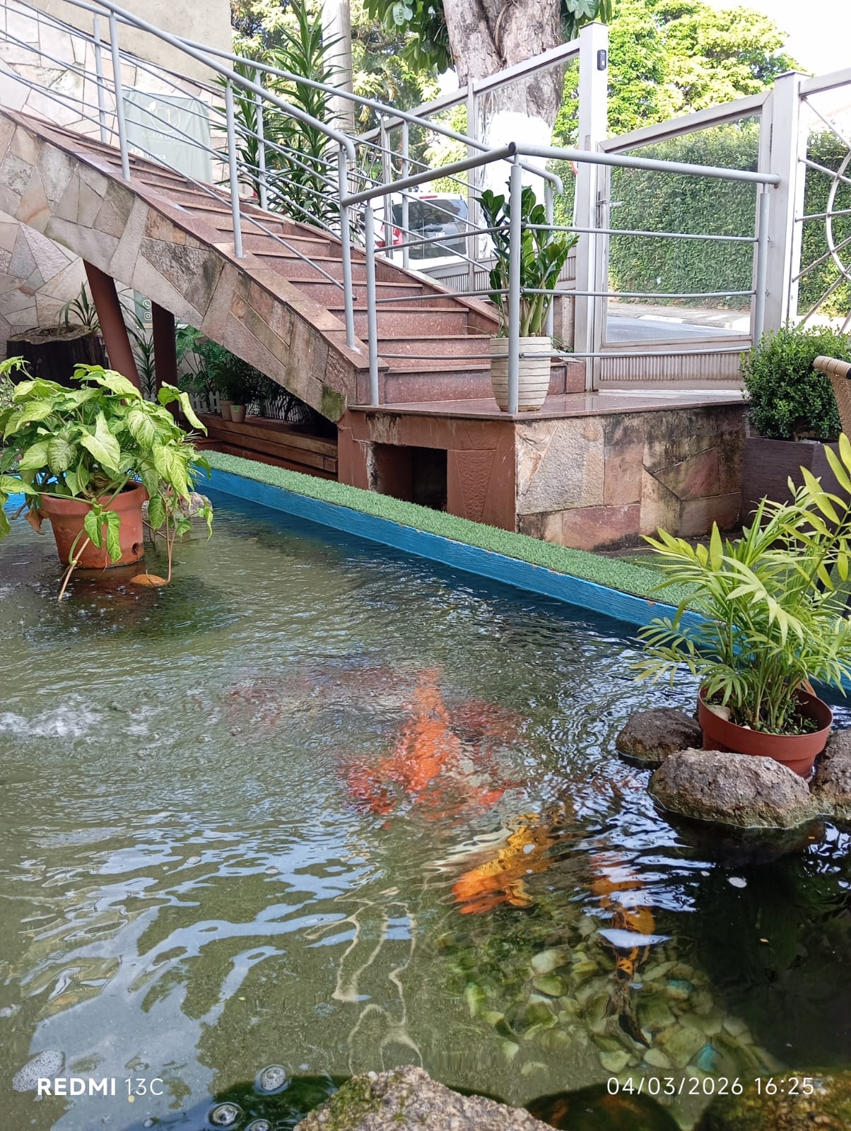 Jardim com lago lateral da casa de repouso.